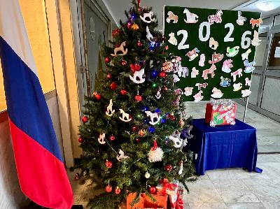 Новогодние двери разных стран мира: школа в ожидании чуда